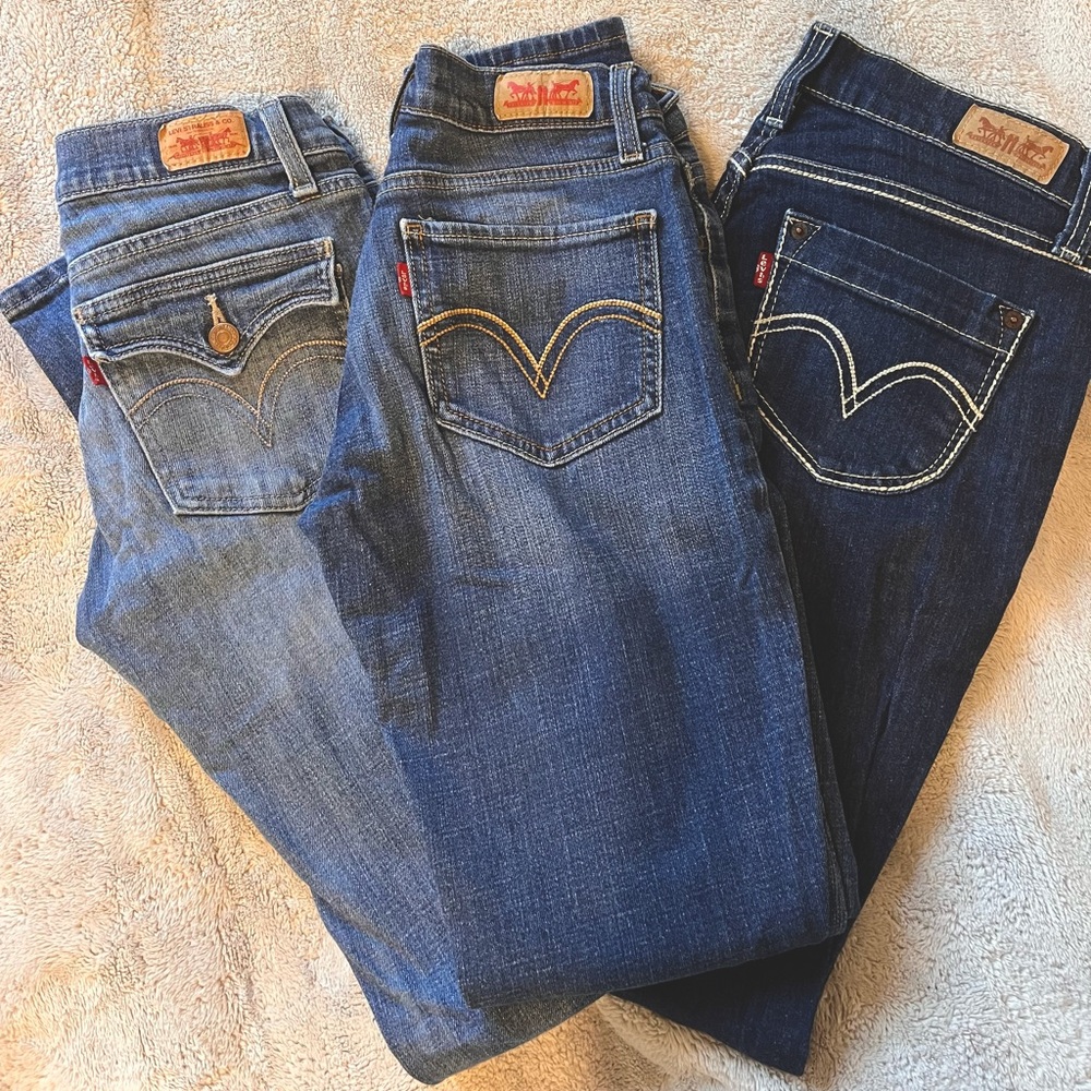 3 Pair of Juniors Levi's 524 Too Superlow
Jeans size 5/27